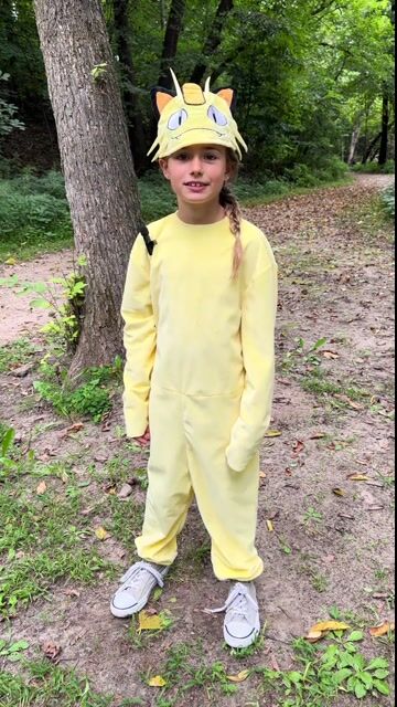 Unleash the mischief of Team Rocket with the Kid's Deluxe Pokémon Meowth Costume! Perfect for Halloween, cosplay, or Pokémon-themed events, this costume will have your little one ready to charm and entertain.