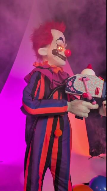 Straight from the big top of terror, this exclusive 5.6FT Rudy Killer Klowns from Outer Space Animated Decoration delivers out-of-this-world scares! Lights, motion, and eerie audio make him a standout in any Halloween setup.