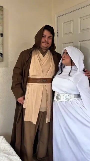 Embrace the role of a Jedi Knight with the Adult Star Wars Premium Jedi Costume. This officially licensed ensemble features a crinkle cotton tunic, soft poly twill pants with an elastic waistband, and a floor-length hooded cape crafted from a high-quality poly-linen blend.