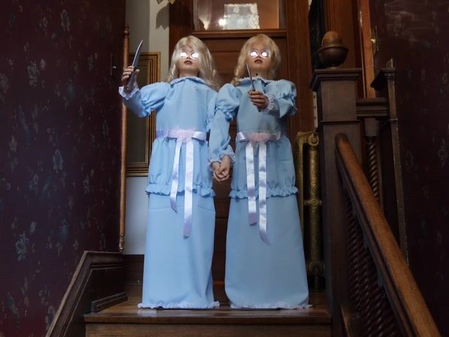 MDM37698 Animated Evil Twins Decoration