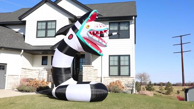 GEM554268 Beetlejuice Sandworm Colossal Inflatable