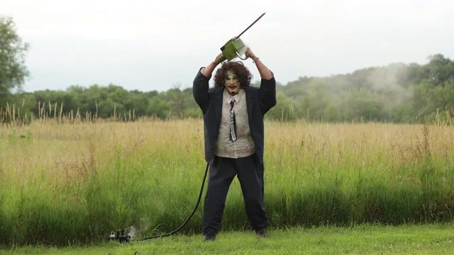 FUN99383 Pretty Woman Texas Chainsaw Animatronic